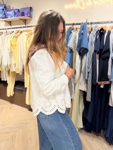 Veste blanche à broderies ajourées