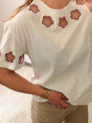 T-shirt blanc fleurs ajourées