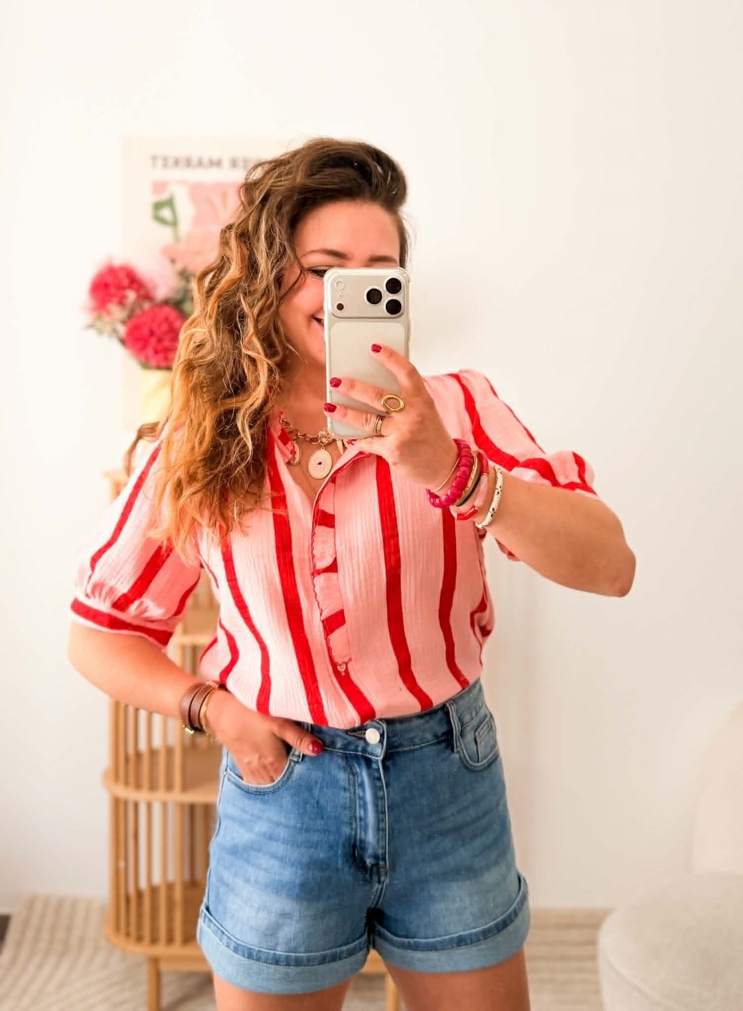Blouse rose à lignes rouges