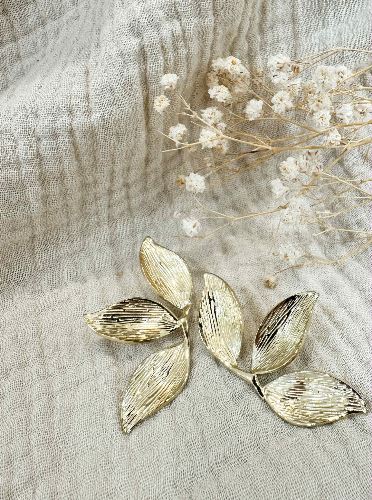 Boucle d'oreille feuille dorée