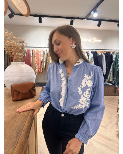 Blouse bleu et dentelle