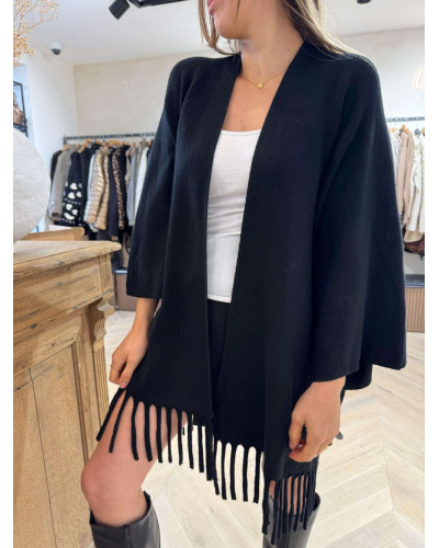 Gilet noir, confortable et tendance avec ses franges !