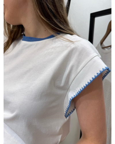 T-shirt blanc broderie bleue