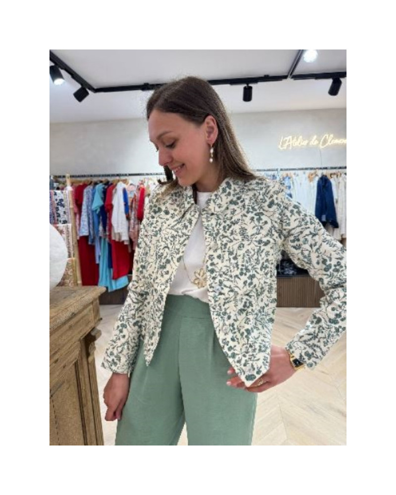 Veste ecrue et feuillage vert