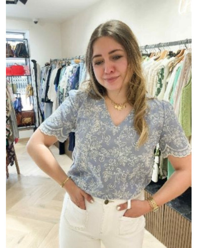 Blouse bleue ciel et broderie