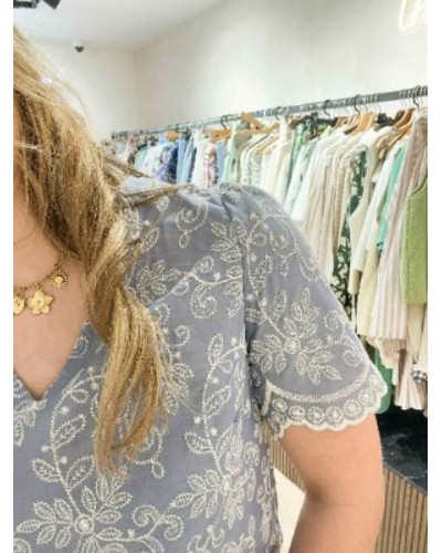 Blouse bleue ciel et broderie