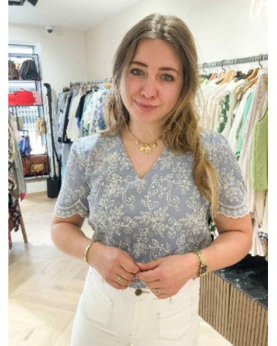 Blouse bleue ciel et broderie