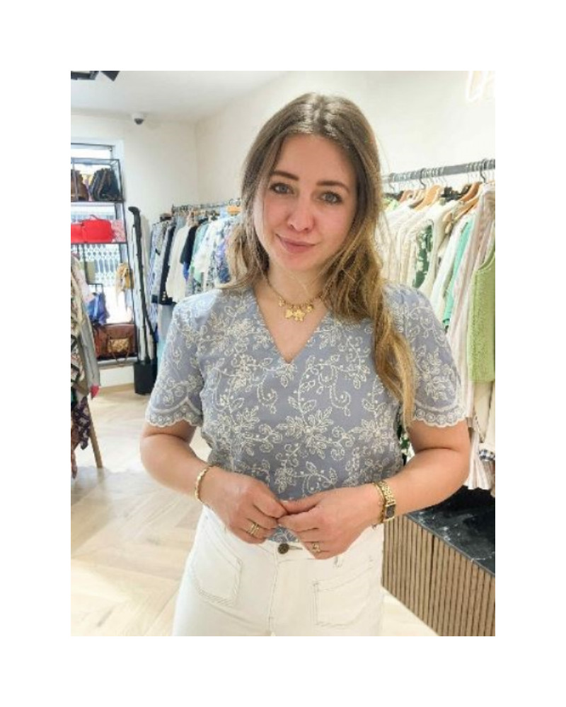 Blouse bleue ciel et broderie