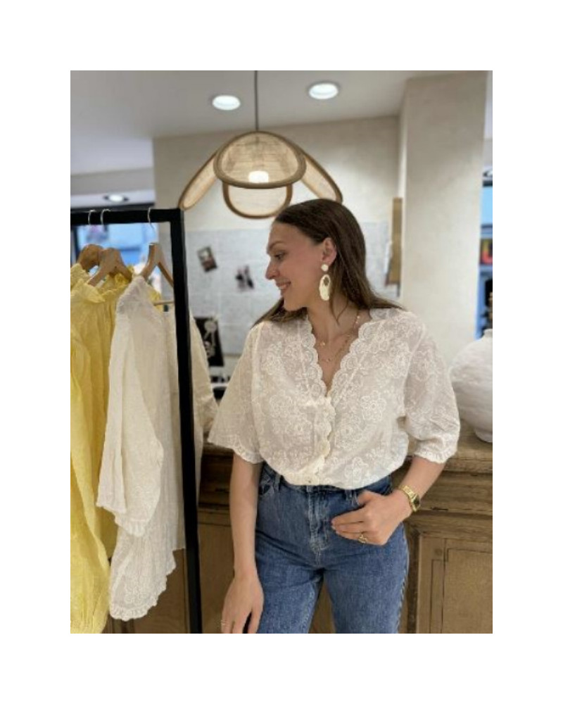 Haut beige brodé