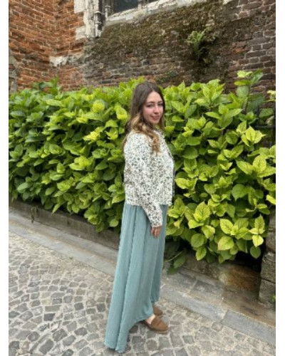 Veste ecrue et feuillage vert