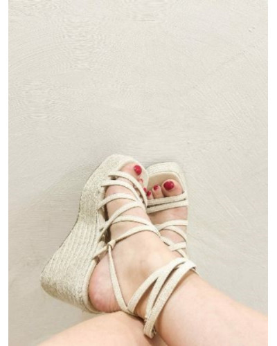 Sandales compensées beige à brides