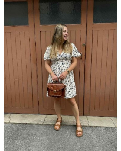 Robe beige et fleurs bleues marine