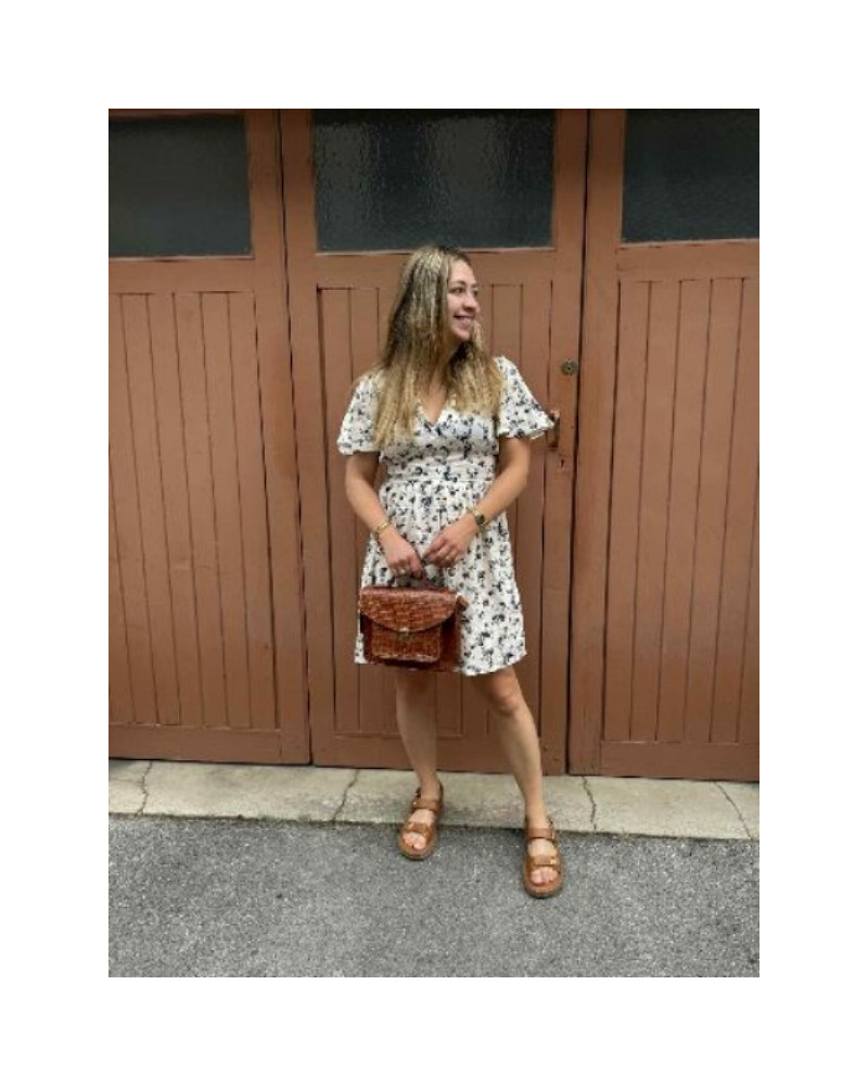 Robe beige et fleurs bleues marine