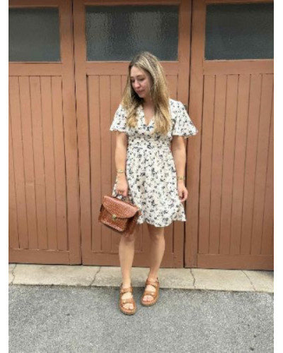 Robe beige et fleurs bleues marine