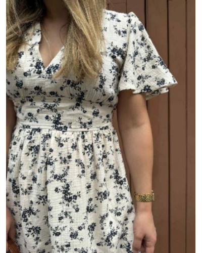 Robe beige et fleurs bleues marine