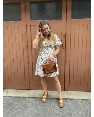 Robe beige et fleurs bleues marine