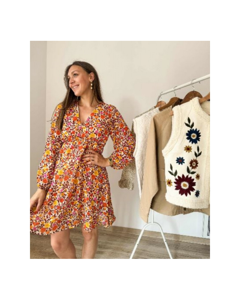 Robe fleurie automne — élégante et confortable, parfaite pour la mi-saison. Coupe féminine et imprimé tendance. Livraison rapide