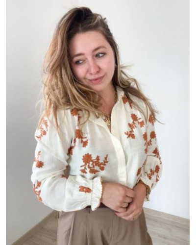 Blouse écru brodée terracotta