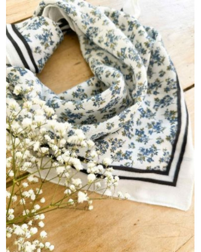 Foulard petites fleurs bleues