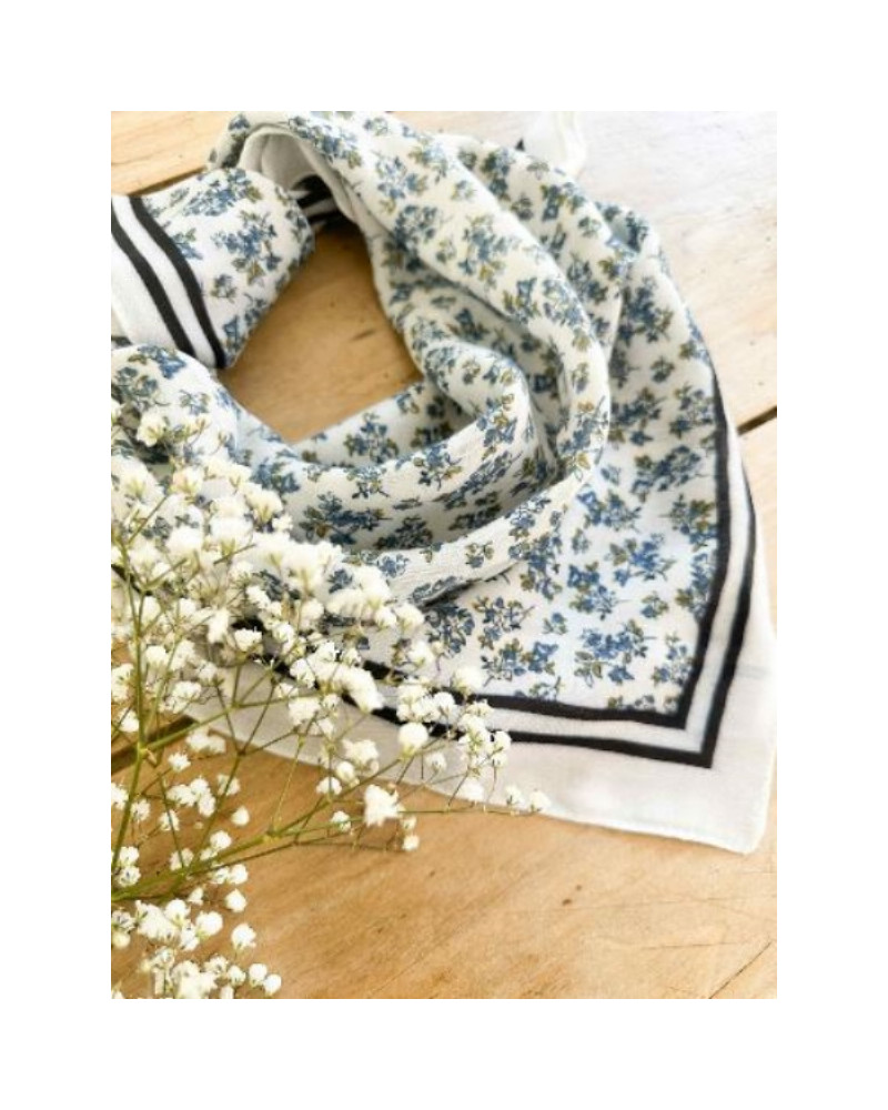 Foulard petites fleurs bleues