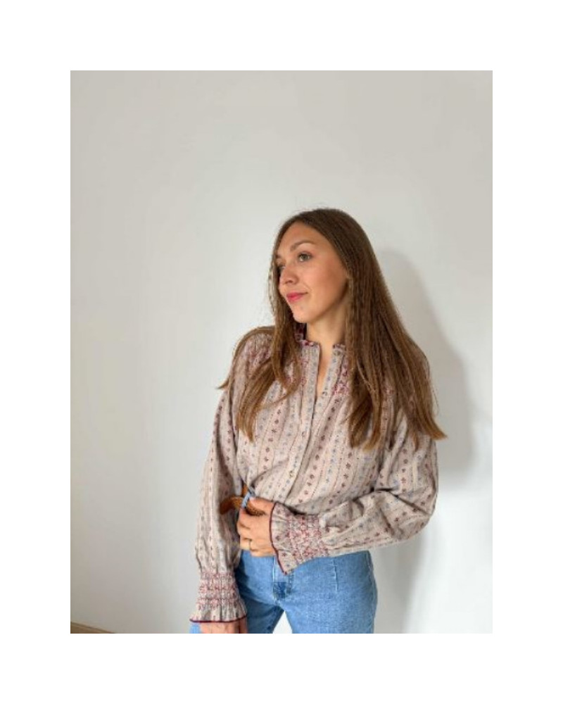 Blouse taupe détails bordeau et bleu - Nouvelle collection automne 2025