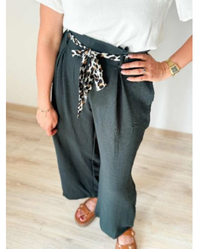 Pantalon fluide vert sapin avec ceinture leopard à nouer