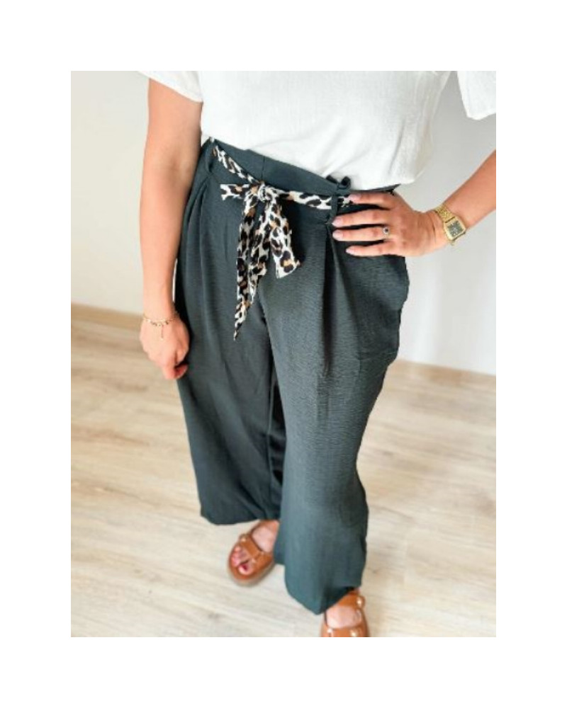 Pantalon fluide vert sapin avec ceinture leopard à nouer