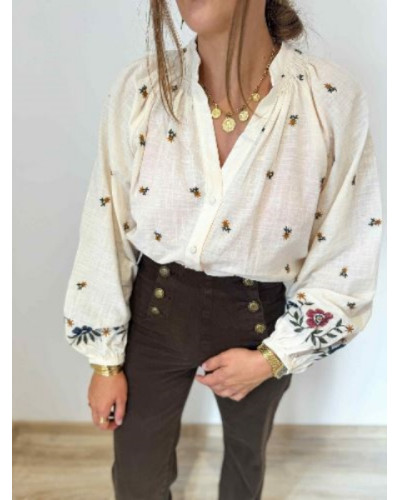 Blouse bohème fleurs brodées manche ballon écrue, parfaite pour l'automne !