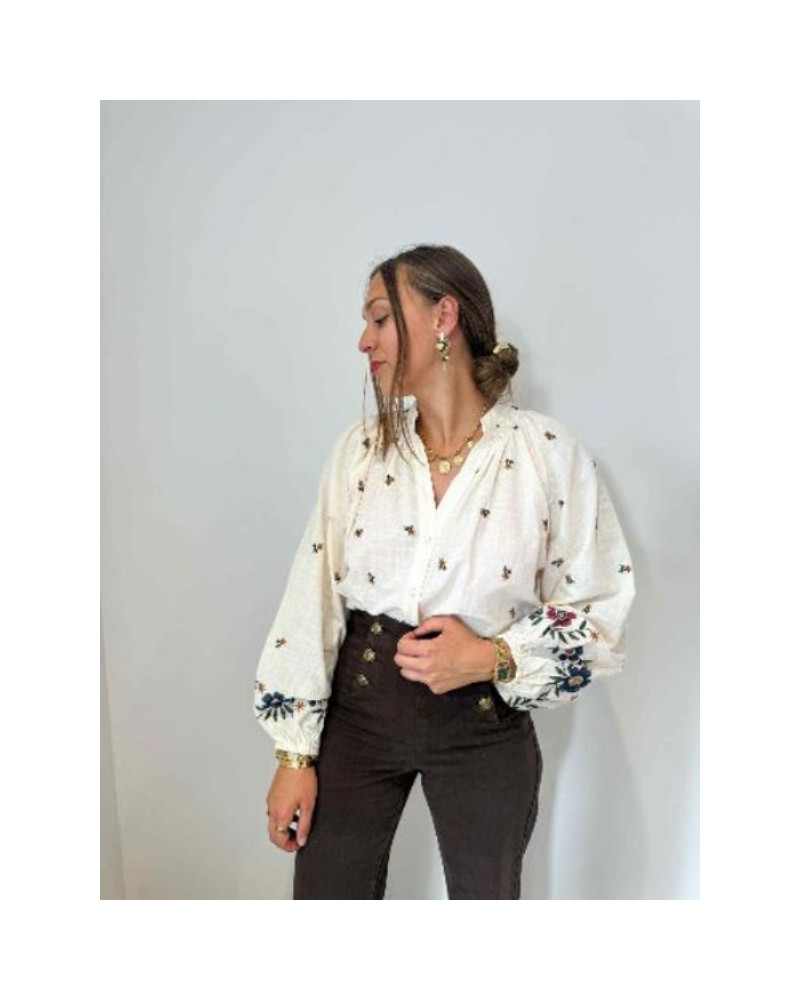 Blouse bohème fleurs brodées manche ballon écrue, parfaite pour l'automne !