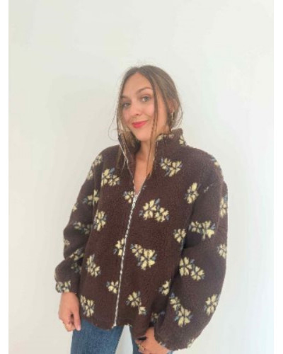 Veste polaire marron et fleurs jaunes et bleues