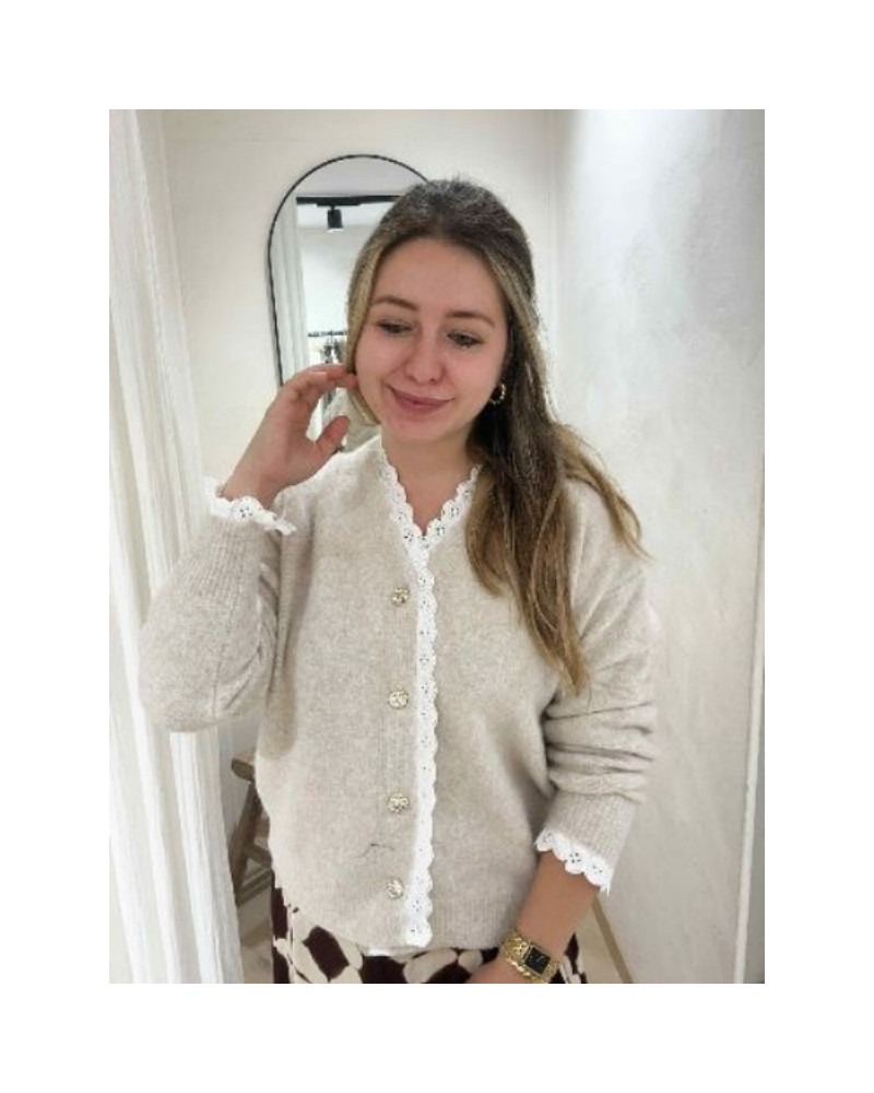 Joli pull beige chiné de blanc avec détails dentelle blanc et boutons dorés