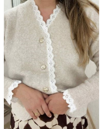 Joli pull beige chiné de blanc avec détails dentelle blanc et boutons dorés