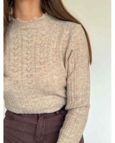 Pull en maille fine beige à col montant ondulé. Chic, confortable et facile à assortir pour un look élégant au quotidien. Expédi