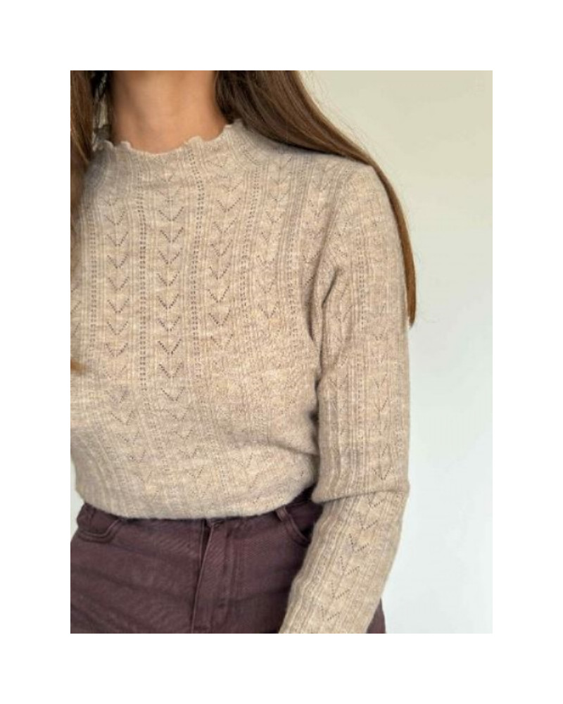 Pull en maille fine beige à col montant ondulé. Chic, confortable et facile à assortir pour un look élégant au quotidien. Expédi