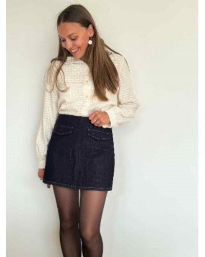 Jupe-short en jean foncé brut ! Le Must-have de la saison.