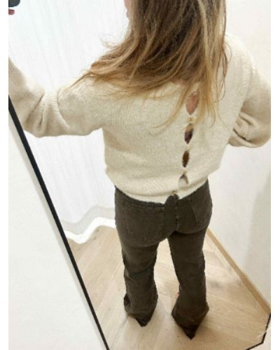 Pull écru élégant – Détail boutons dorés au dos