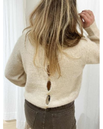 Pull écru élégant – Détail boutons dorés au dos