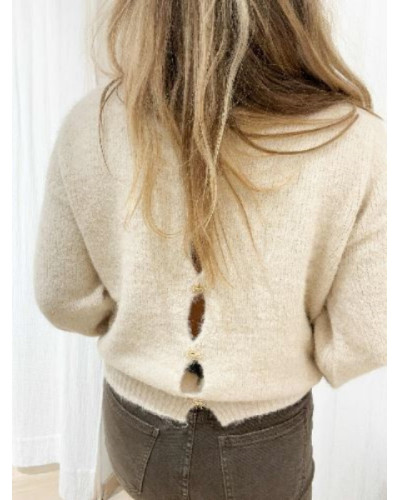 Pull écru élégant – Détail boutons dorés au dos