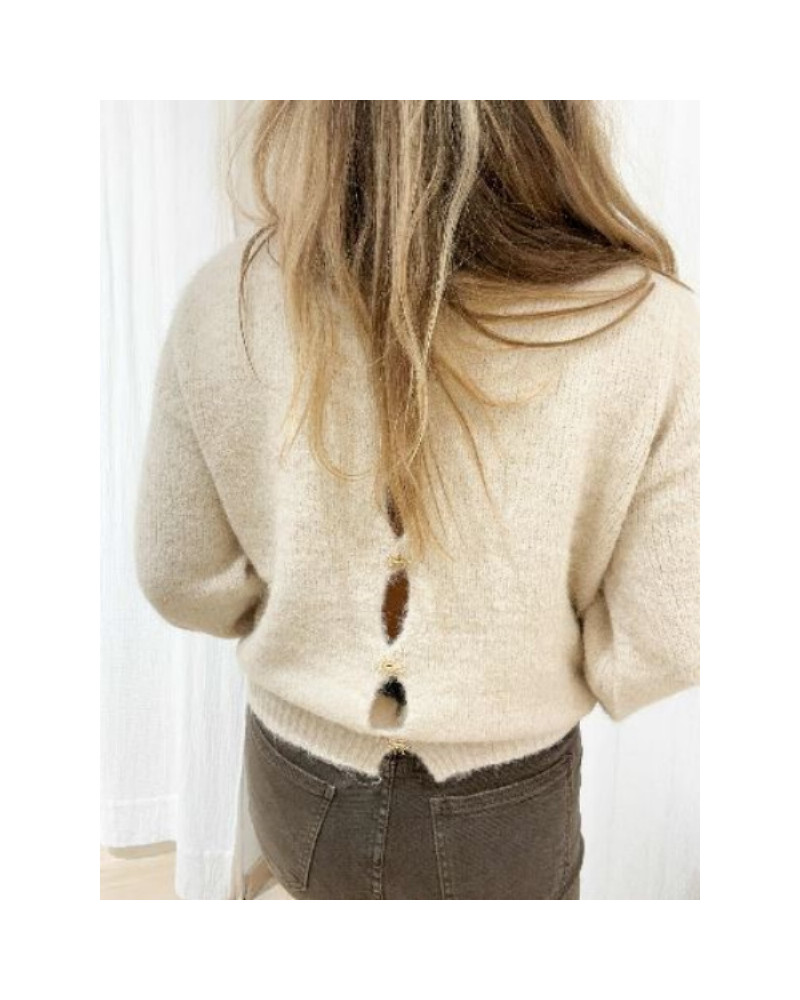 Pull écru élégant – Détail boutons dorés au dos