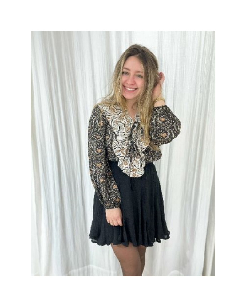 Blouse fluide bohème à volants, légère et chic — l’indispensable de saison.