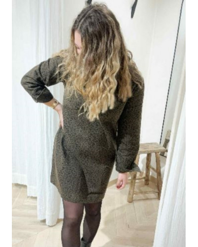 Robe léopard en jean coupe droite – Look tendance et audacieux | L’Atelier de Clémence