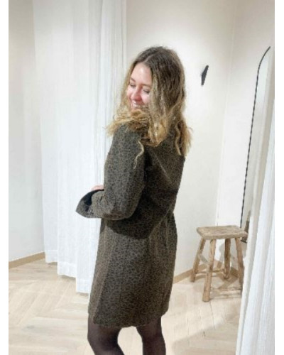 Robe léopard en jean coupe droite – Look tendance et audacieux | L’Atelier de Clémence