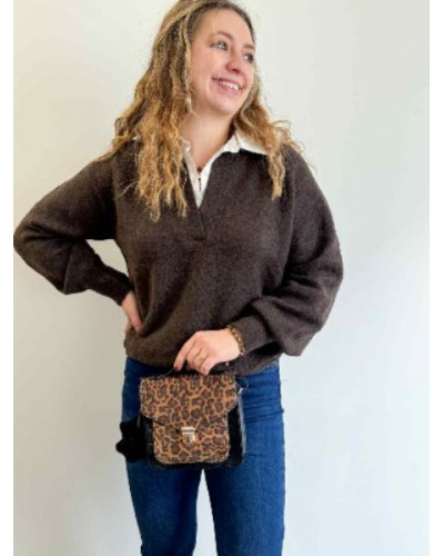 Pull chocolat col chemise blanc