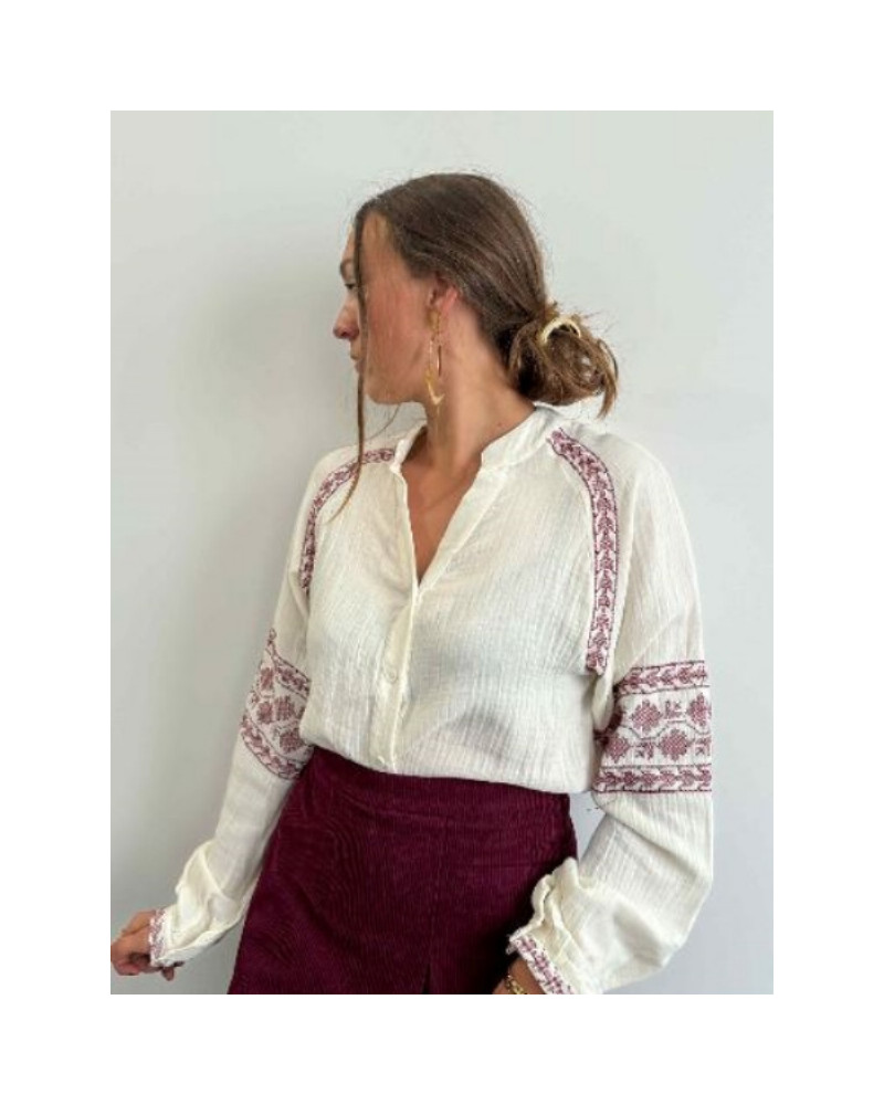 Blouse brodée bordeau