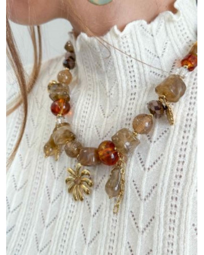 Collier à grosse perles et breloques