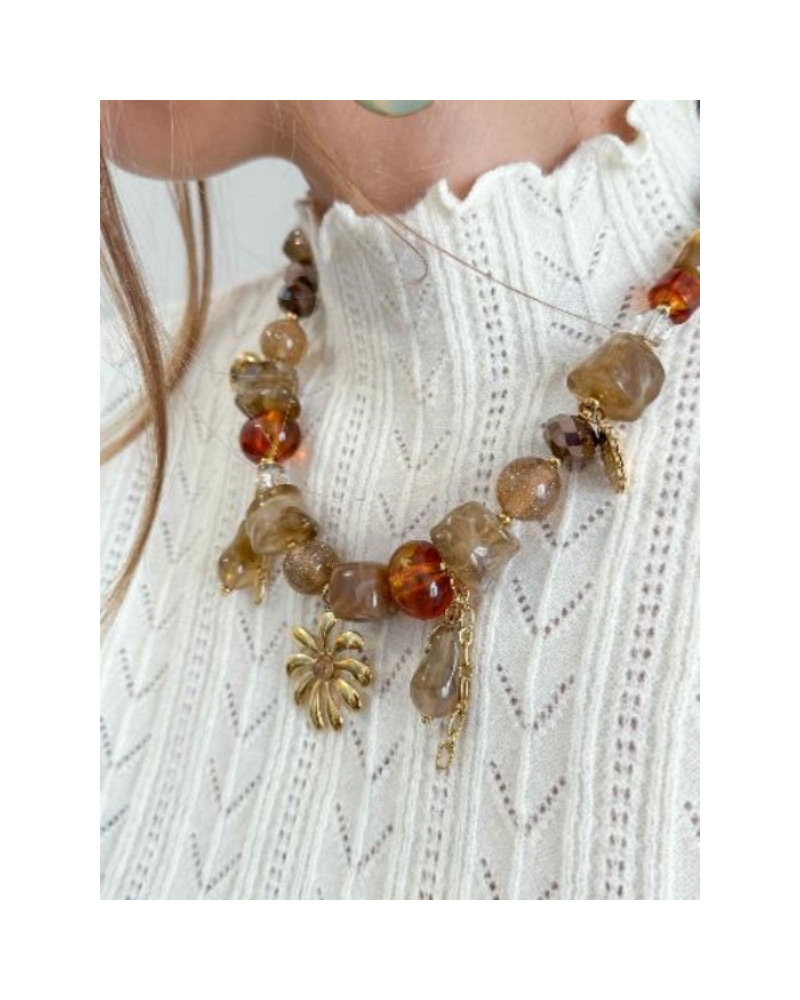Collier à grosse perles et breloques