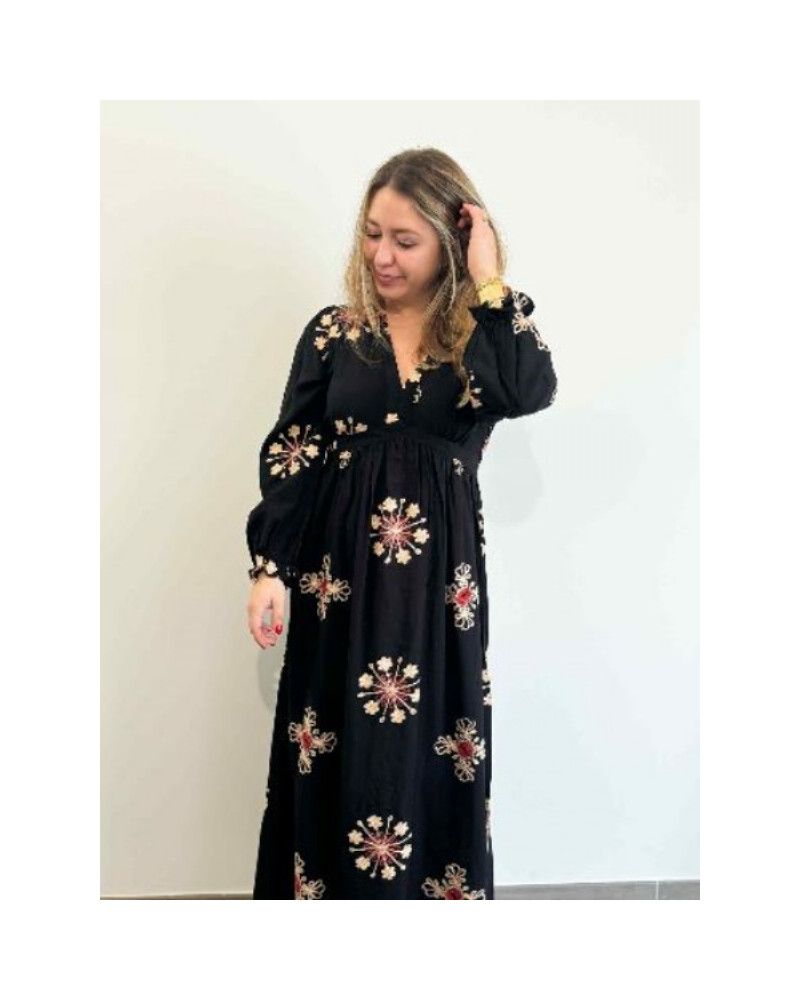 Robe longue noire brodée