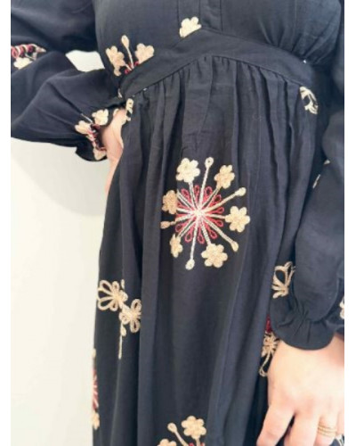 Robe longue noire brodée