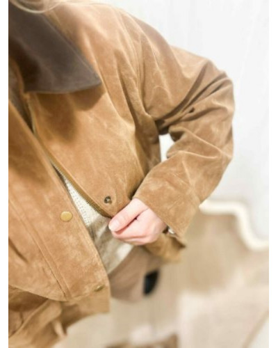 Manteau en suédine camel femme – look bohème et élégant