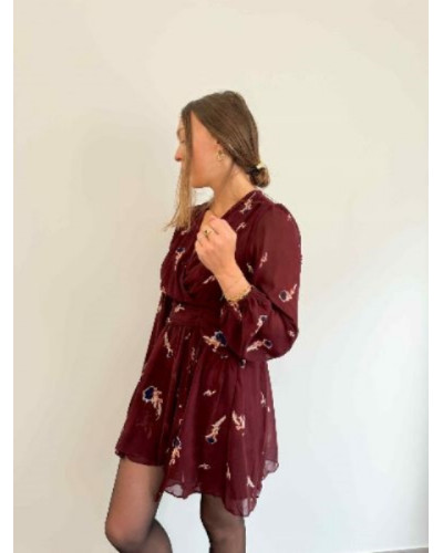 Robe Bordeaux Imprimé Bohème – Coupe Cintrée, Chic et Élégante